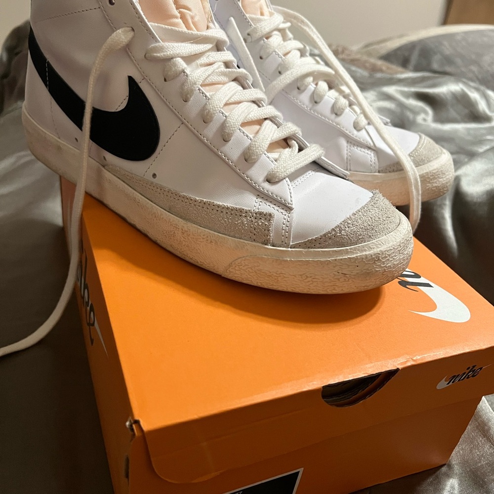 Nike Blazer Mid '77 White and Black  Mens 9.5 / Womens 11